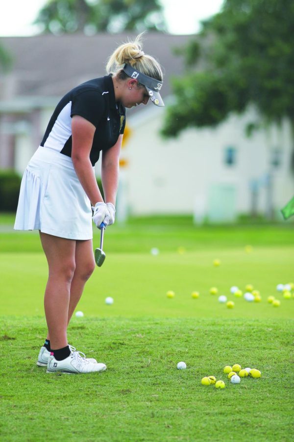 Chipping+her+ball+onto+the+green%2C+Lindsey+Kerr+%28%E2%80%9824%29+practiced+on+Sept.+23.