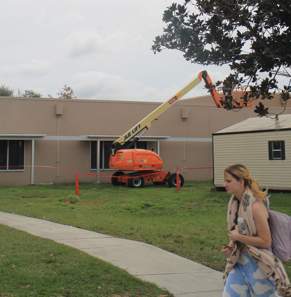 Students walk past a construction crane outside the 700 building. Mrs. Nichols (FAC), whose room is right next to the crane, has had to stop class to wait for the noise to lower to continue her lessons. Its hard to keep up your train of thought when its right above your head, Nichols shared. Photo by A. Wallis. 